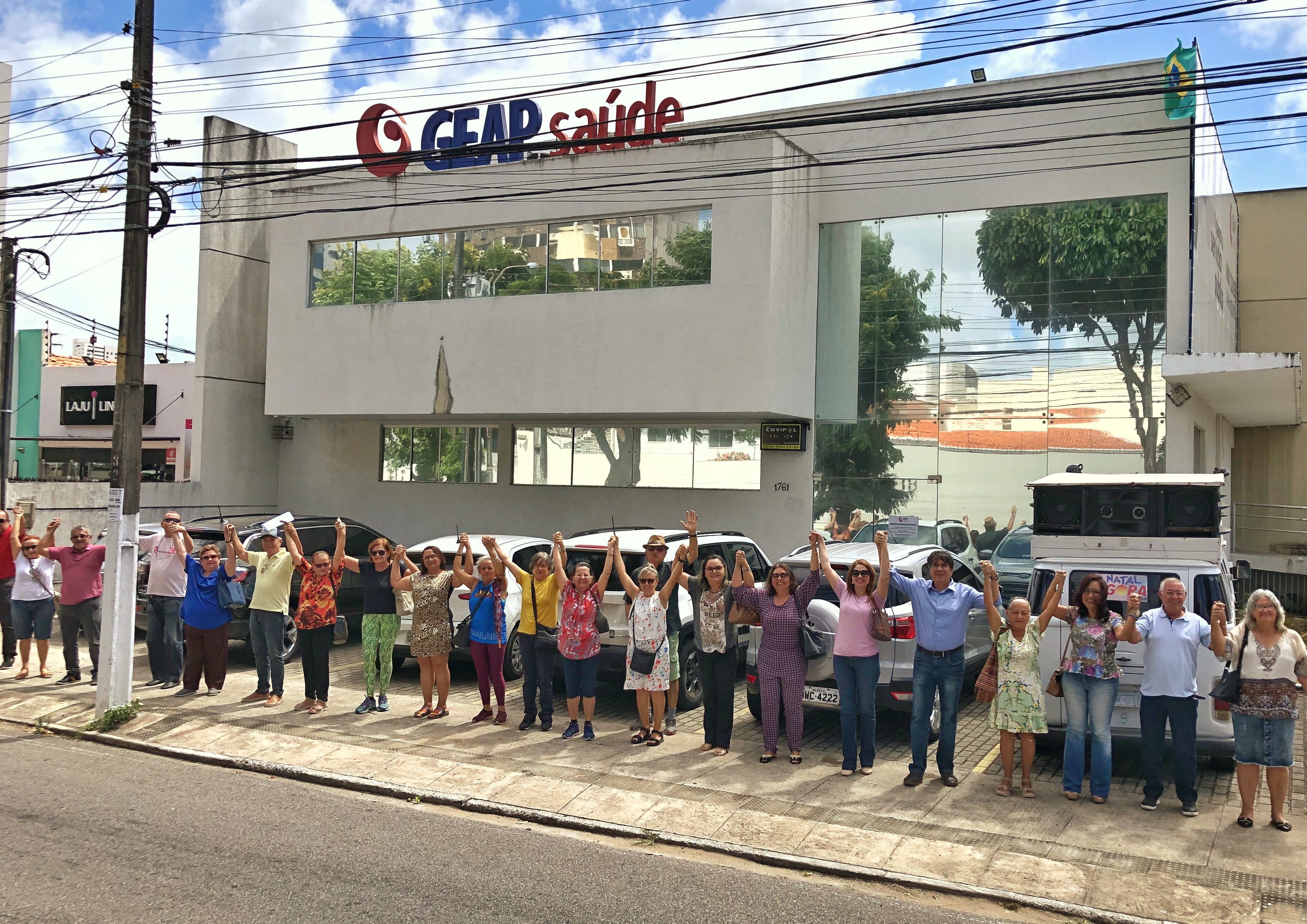 G1 - Ato por reabertura da Sogipa tem abraço coletivo em Porto Alegre -  notícias em Rio Grande do Sul